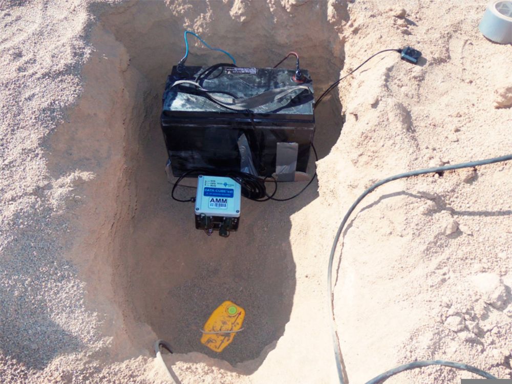 Uno de los sismómetros desplegados en tierra firme por investigadores de DGF.