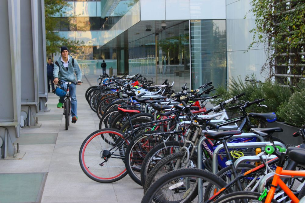 En la FCFM ingresas a Plan Común de Ingeniería y Ciencias, de 4 semestres y luego debes elegir entre 9 especialidades de Ingeniería Civil, Geología, y licenciaturas en Física, Astronomía y Geofísica.
