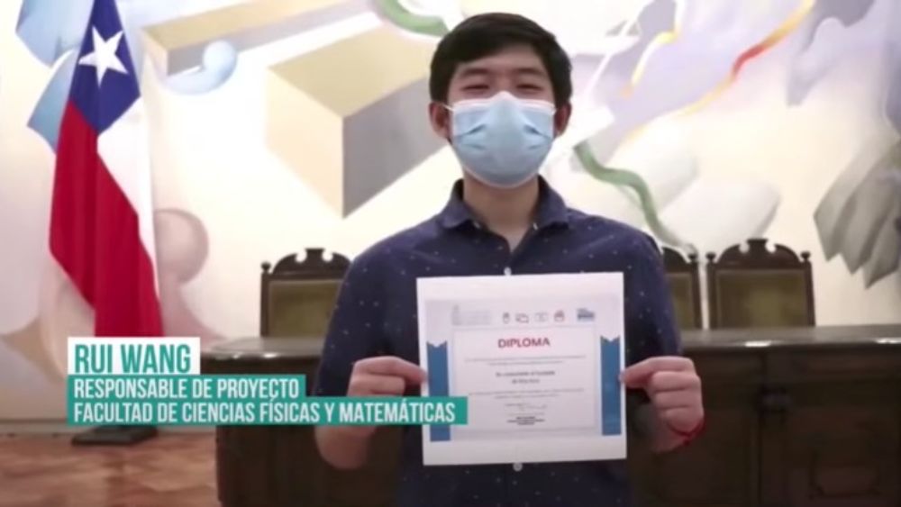 El estudiante de Plan Común, Rui Wang, mostrando el diploma.