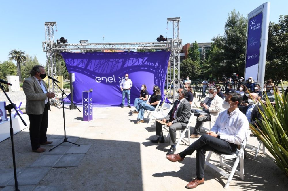 El decano de la FCFM, Francisco Martínez, destacó la labor y entusiasmo de los estudiantes.
