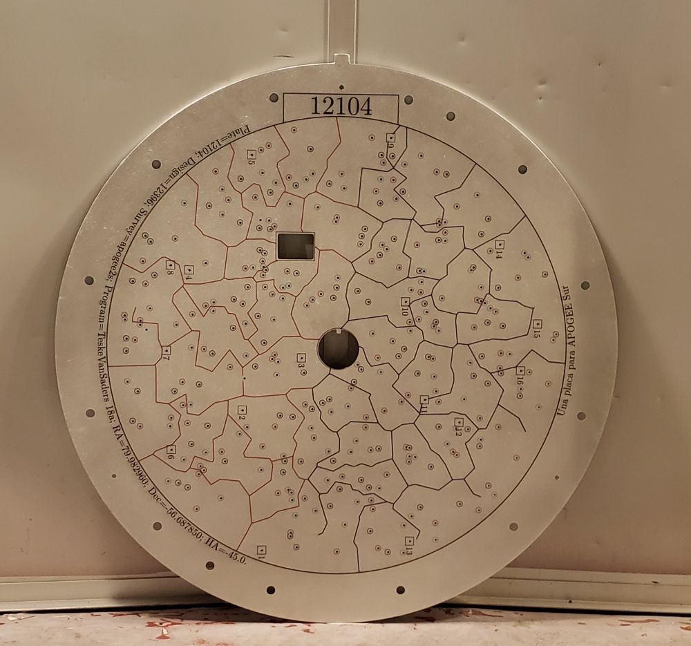 Un ejemplo de las placas metálicas que se usaron para observar estrellas en APOGEE. En cada uno de los agujeros de esas placas se instaló fibra óptica que recolecta la luz de una estrella específica.