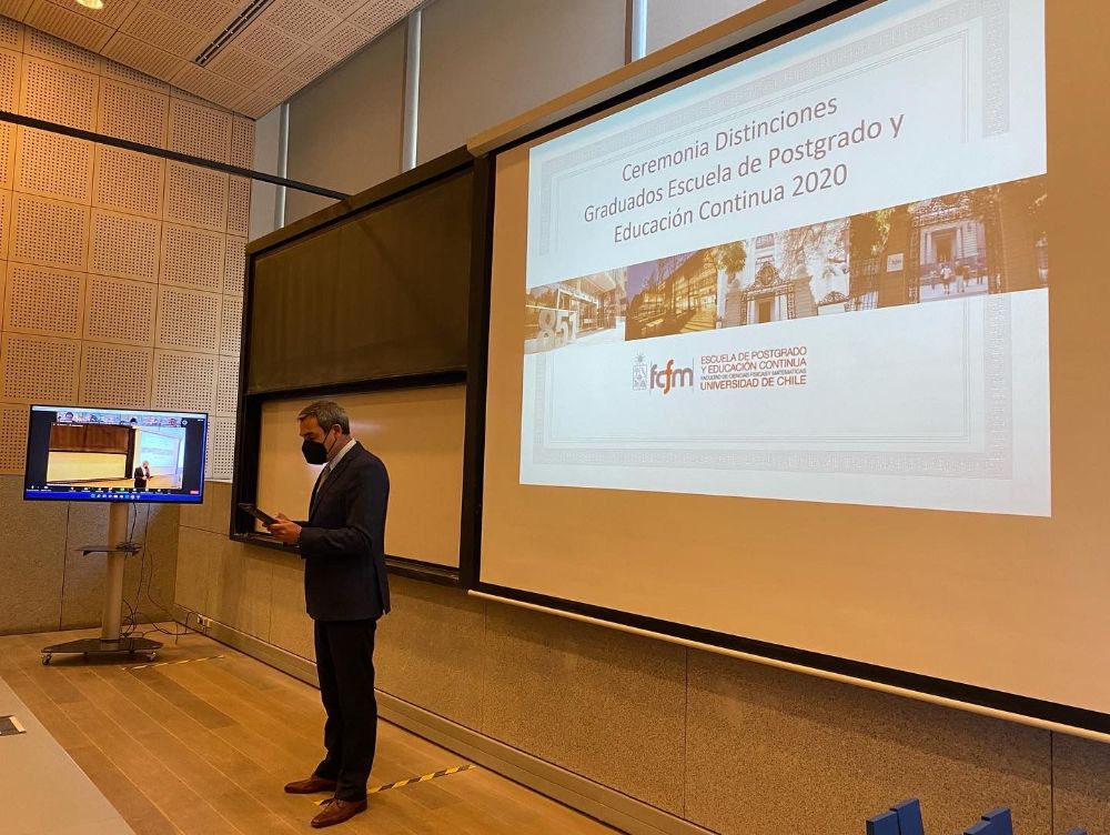 Director Escuela de Postgrado y Educación Continua, profesor Gabriel Easton