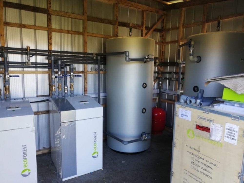 La instalación de un sistema de climatización con Bomba de Calor Geotérmica permitirá dar confort térmico en invierno y verano, de forma constante, limpia y a bajo costo.