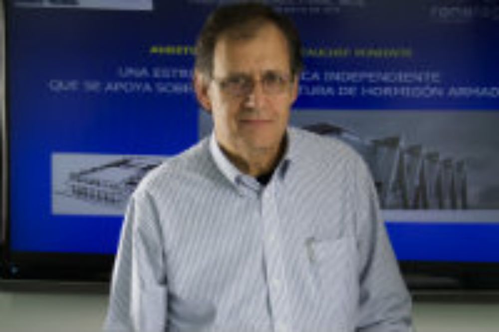 El beauchefiano René Lagos tiene en su carpeta el nuevo edificio de la Facultad: Beauchef Poniente.