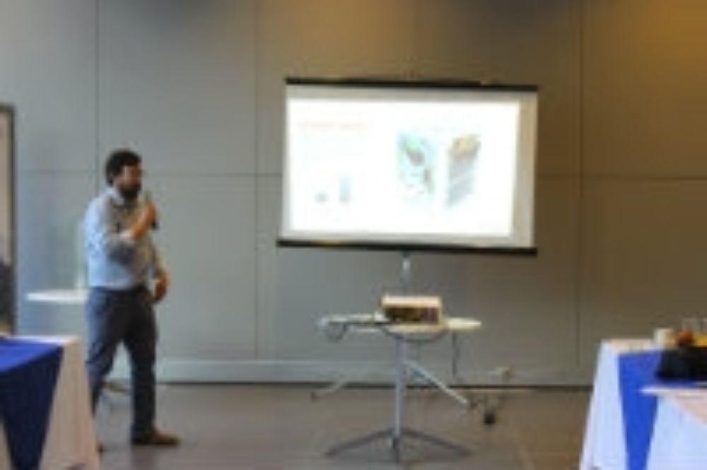 El investigador responsable del SUCHAI, Marcos Díaz en un seminario realizado a los medios de comunicación en el que se presentó SUCHAI antes de viajar a Holanda a su última certificación.