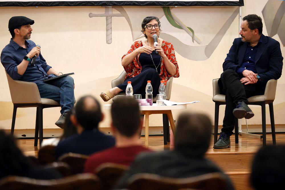 La jornada continuó con un conversatorio en torno a la obra de Mistral junto a Vicente Neira, Soledad Falabella y Adrián Baeza.