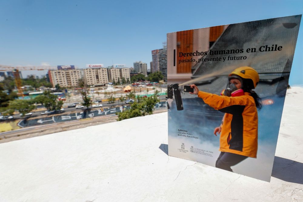 El texto recogió investigaciones y reflexiones de académicas y académicos de la Casa de Estudios, así como de profesionales de instituciones ligadas a la defensa y promoción de los derechos humanos.