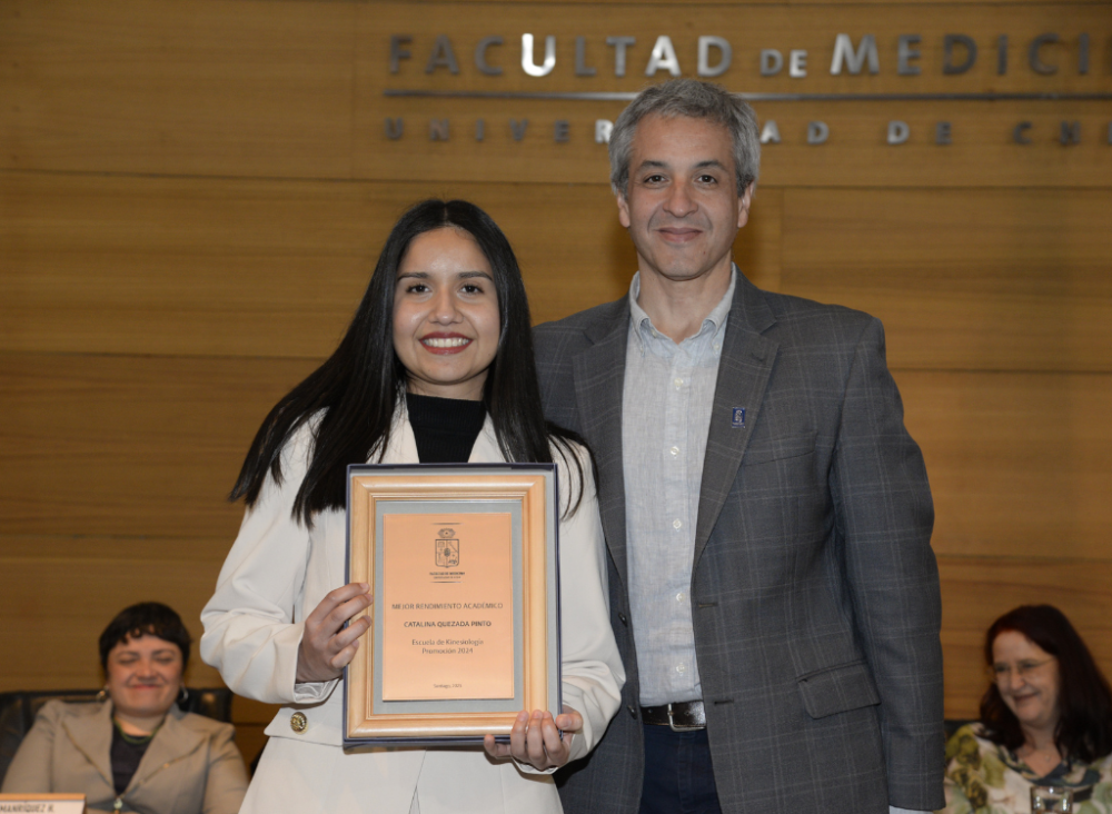 La kinesióloga Catalina Quezada recibió el premio al mejor rendimiento académico de la generación 2024.