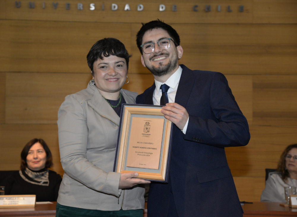 El kinesiólogo Vicente Romero fue reconocido como el mejor compañero de su generación.