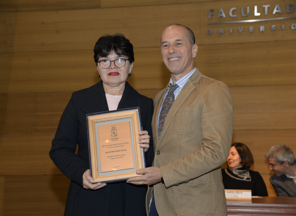 El premio anual a la trayectoria deportiva integral “Profesor Sergio Garrido González”, se lo llevó la kinesióloga Valentina Núñez, quien por estar fuera del país, fue representada por su madre, Silvia Reyes.