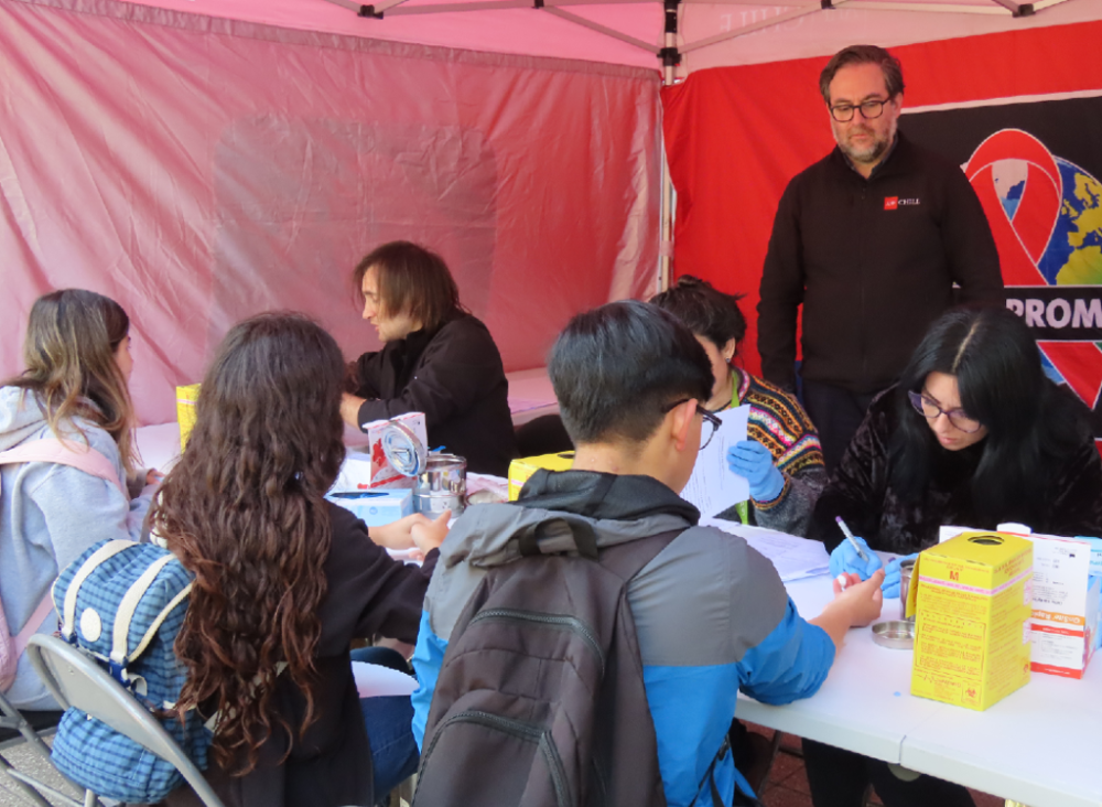 El doctor Fernando Valiente comentó que la idea de realizar test rápidos es “poder sensibilizar a la comunidad académica sobre la importancia de la detección temprana del VIH, en un espacio que sea confidencial, y que además sea amigable para todos aquellos que deseen realizarse el examen”.