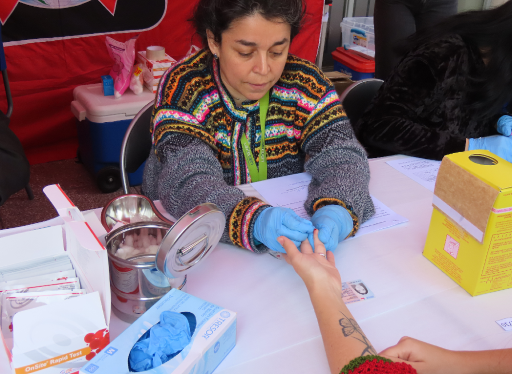 Los colaboradores de la fundación AHF Chile toman el test rápido de detección de VIH, de forma segura, gratuita y totalmente confidencial. 