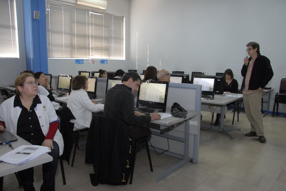 Dr. Steffen Härtel explicando la tecnología a los docentes