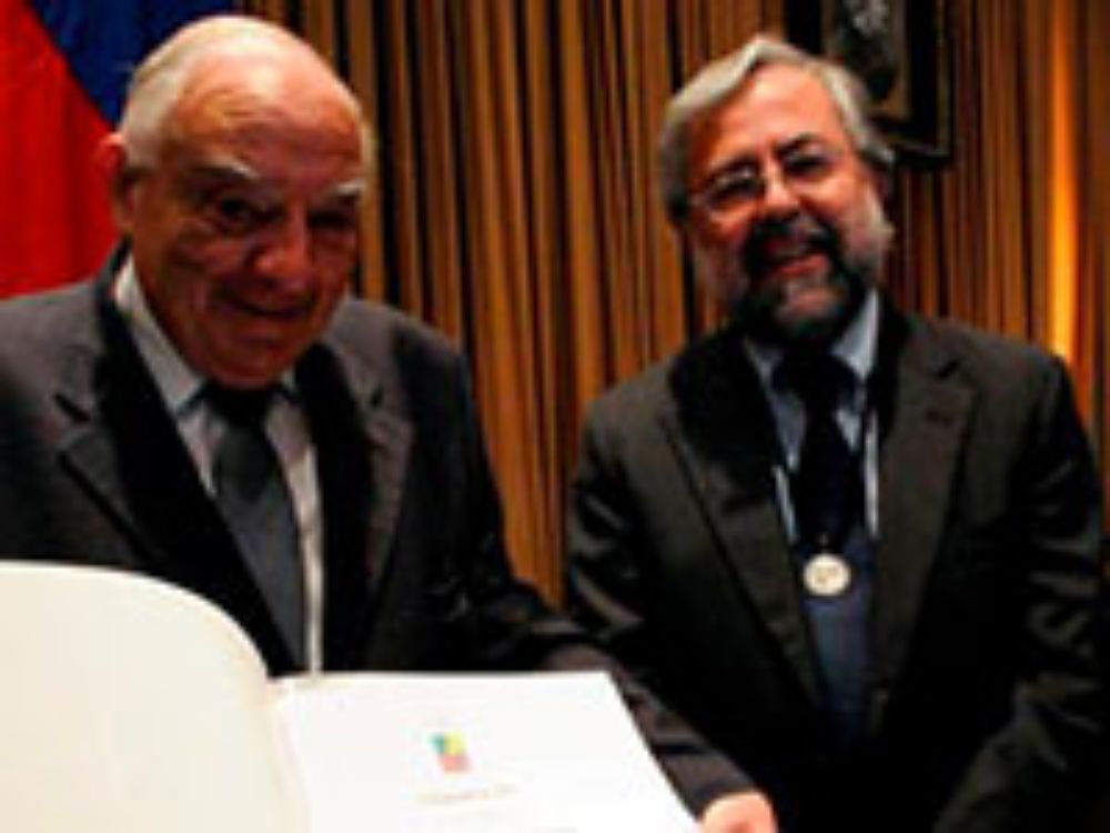 Dr. Rodolfo Armas junto al decano de la Fac. de Medicina, Dr. Manuel Kukuljan