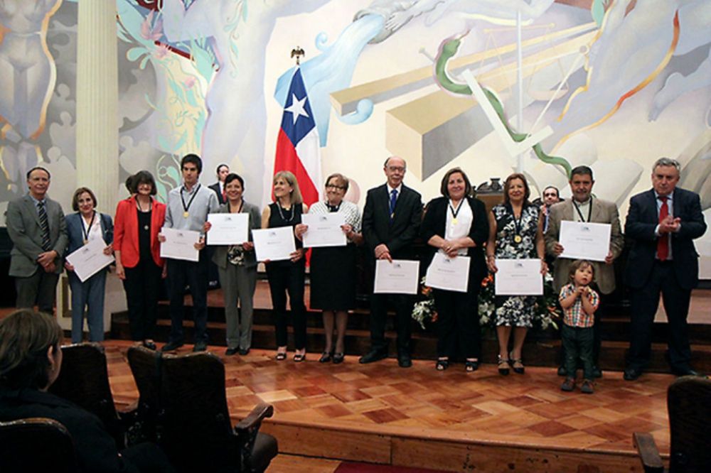 Académicos y funcionarios de la Facultad de Medicina distinguidos por su trayectoria. 