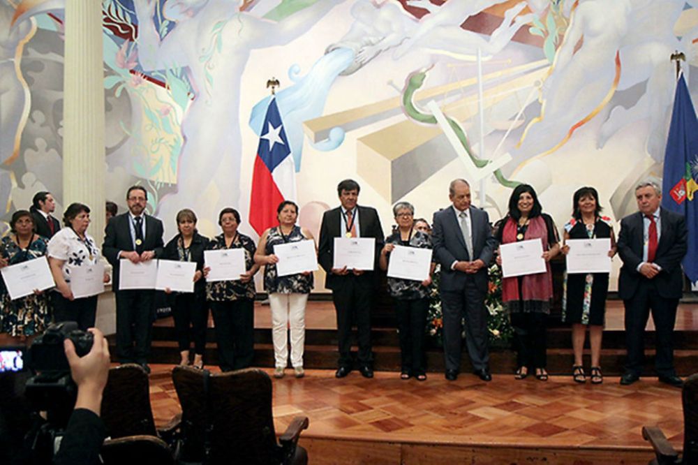 Miembros de la comunidad del HCUCH que recibieron medalla por su trayectoria laboral.