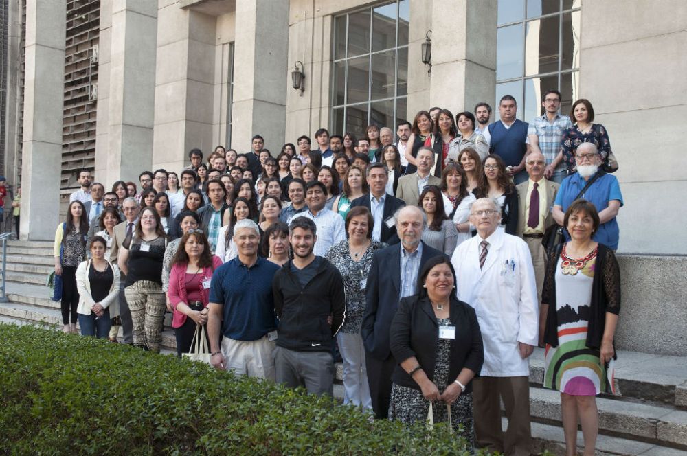 Los doctores Werner Apt e Inés Zulantay junto a exponentes y asistentes al encuentro. 