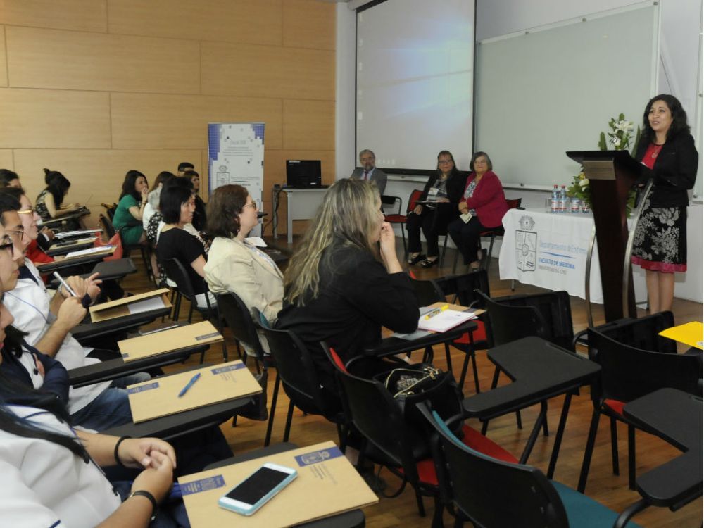 La profesora Silvana Castillo, directora del Departamento de Enfermería de la Facultad de Medicina. 