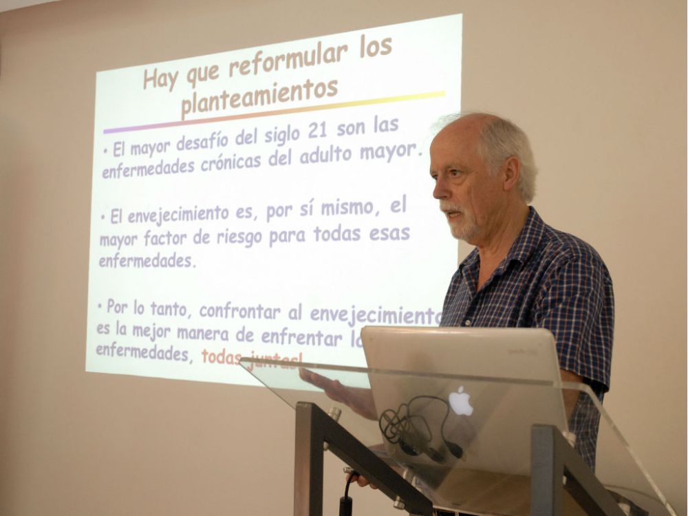 El doctor Felipe Sierra propone cambiar el foco de atención en investigación en envejecimiento.