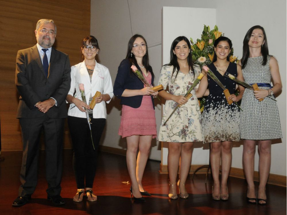 El doctor Manuel Kukuljan junto a un grupo de nuevas especialistas. 