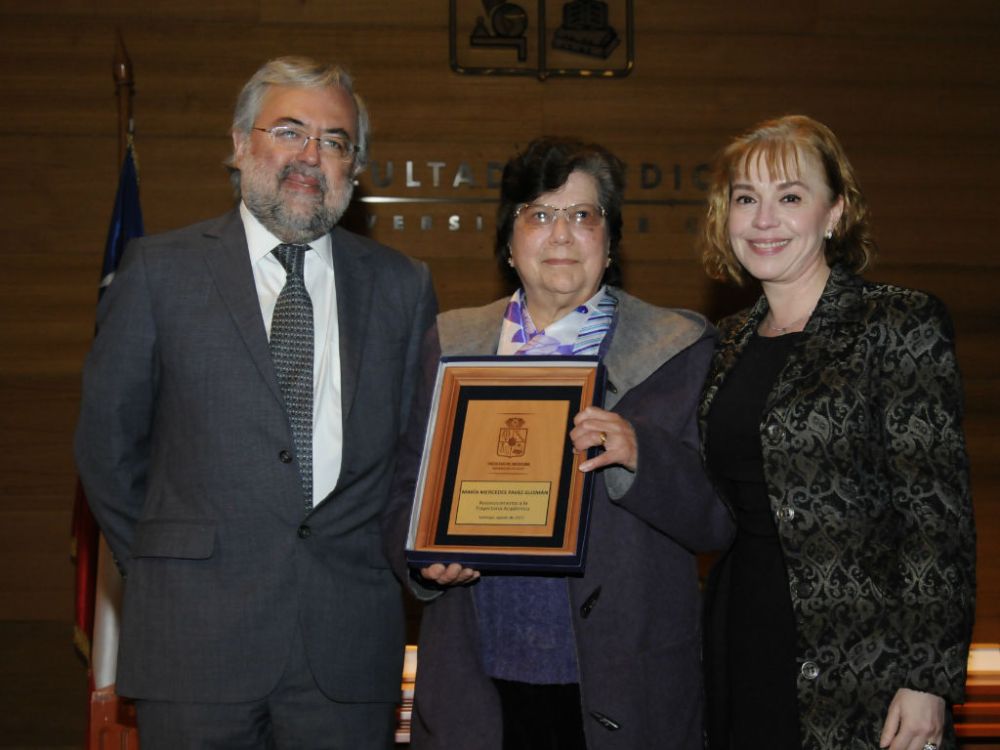 Doctor Manuel Kukuljan junto a las profesoras María Mercedes Pavez y Virginia Varela. 