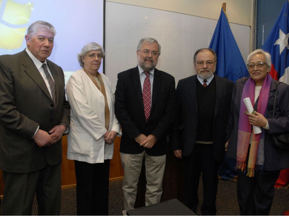 Doctores Raúl Godoy, del Programa de Genética; Carmen Larrañaga, directora del iCBM;Manuel Kukuljan, decano de la Facultad de Medicina; Ángel Spotorno y su esposa, Elsa. 