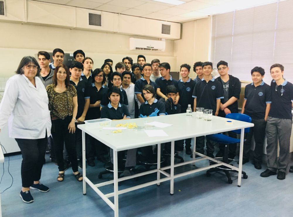 Estudiantes de enseñanza Media visitan laboratorios de Tecnología Médica, acompañados por la directora del Departamento, profesora Inés Pepper
