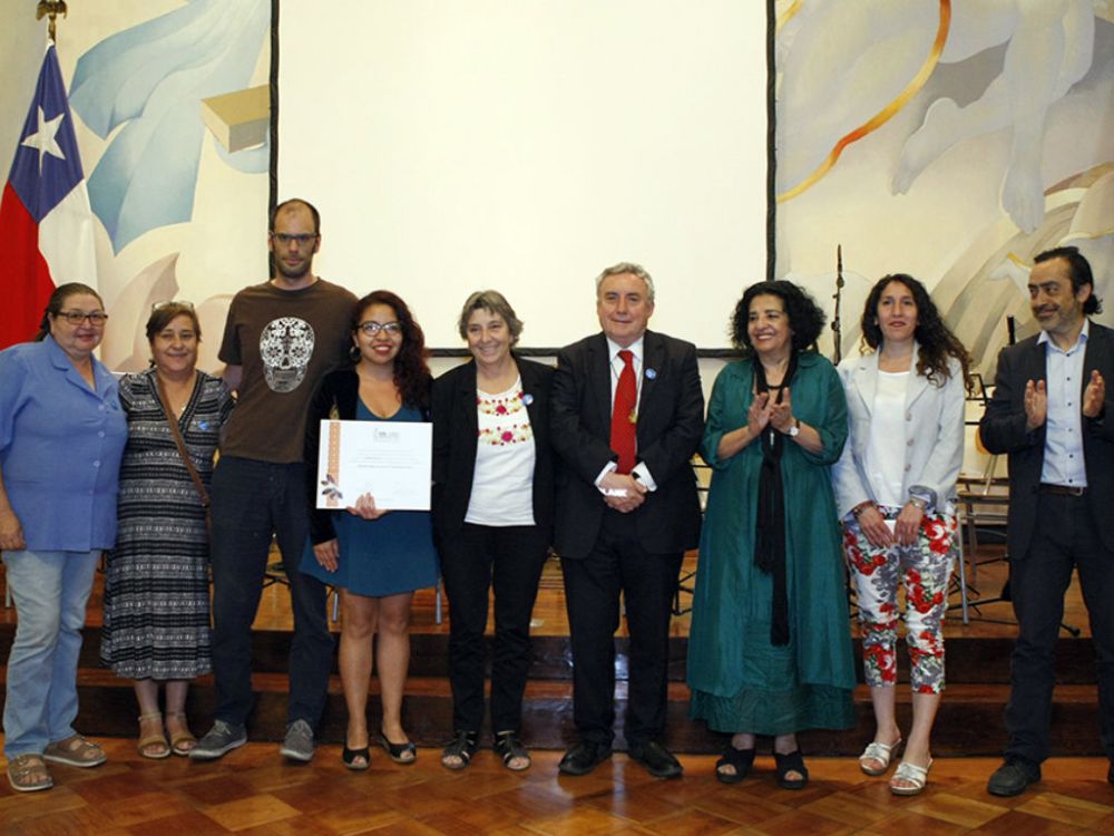 Los académicos distinguidos en la ceremonia de Extensión junto al director de esta unidad, prof. Hernán Aguilera. 