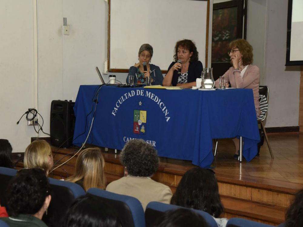 Las expertas Eszter Mózes y Judith Häfner, junto a su traductora -al medio- explicaron las bases de esta metodología de crianza. 