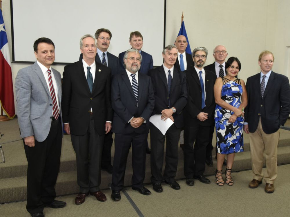 El decano de la Facultad de Medicina, dr.  Manuel Kukuljan; el dr. Eduardo Tobar, director académico, y la dra. Patricia Gómez, directora académica del HCUCH, junto a la delegación extranjera. 