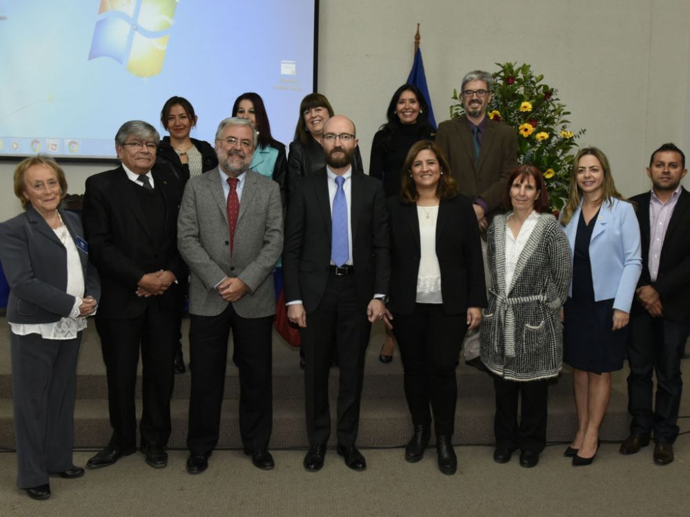 El doctor Manuel Kukuljan, decano de la Facultad de Medicina, junto a organizadores y panelistas nacionales y extranjeros. 