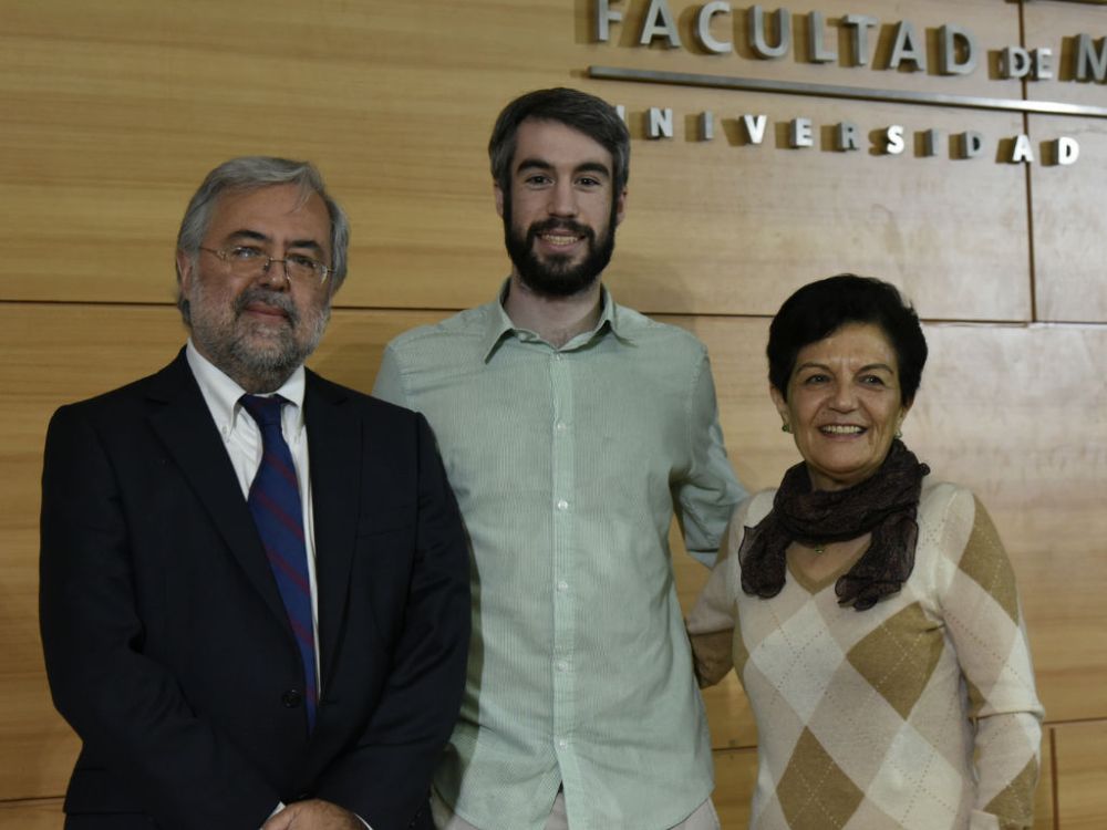 Doctores Manuel Kukuljan y Graciela Rojas junto al moderador del debate, el estudiante y senador universitario Diego Alonso. 