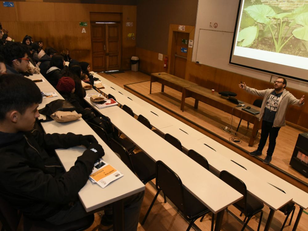 El doctor Gabriel León invitó a los jóvenes a ser curiosos y a ser críticos con la realidad que los rodea. 