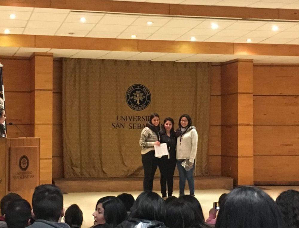 Carolina Barraza y Nicole Navarro son estudiantes de quinto año de la mención Otorrinolaringología