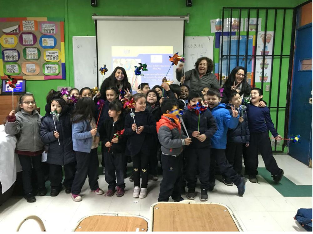 Niños y niñas de Cerro Navia dibujaron sus experiencias en los Cesfam. 