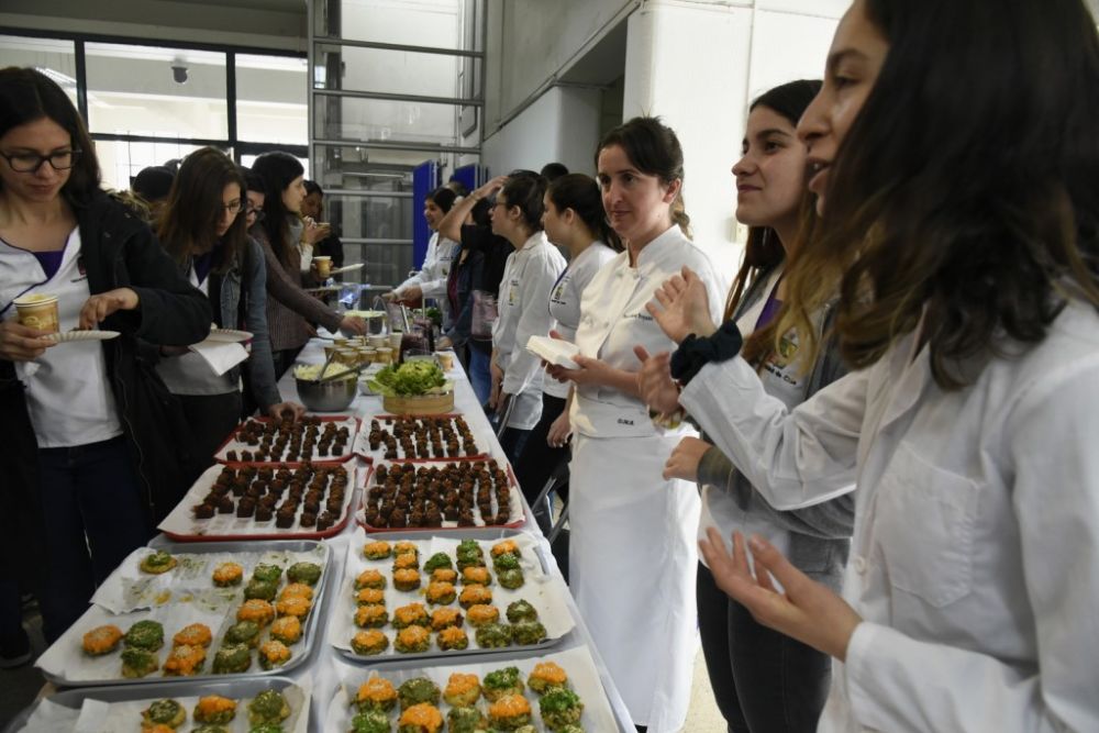 Los alumnos prepararon el cóctel que se ofreció al finalizar la jornada