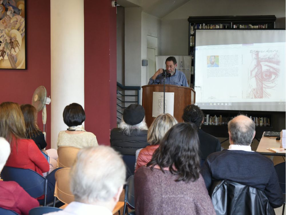 El libro está escrito en tono de agenda de viajes de un marino, explicó el profesor Navarro. 