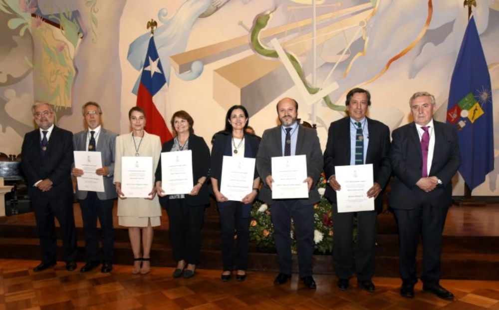 Los docentes fueron distinguidos durante la ceremonia oficial.