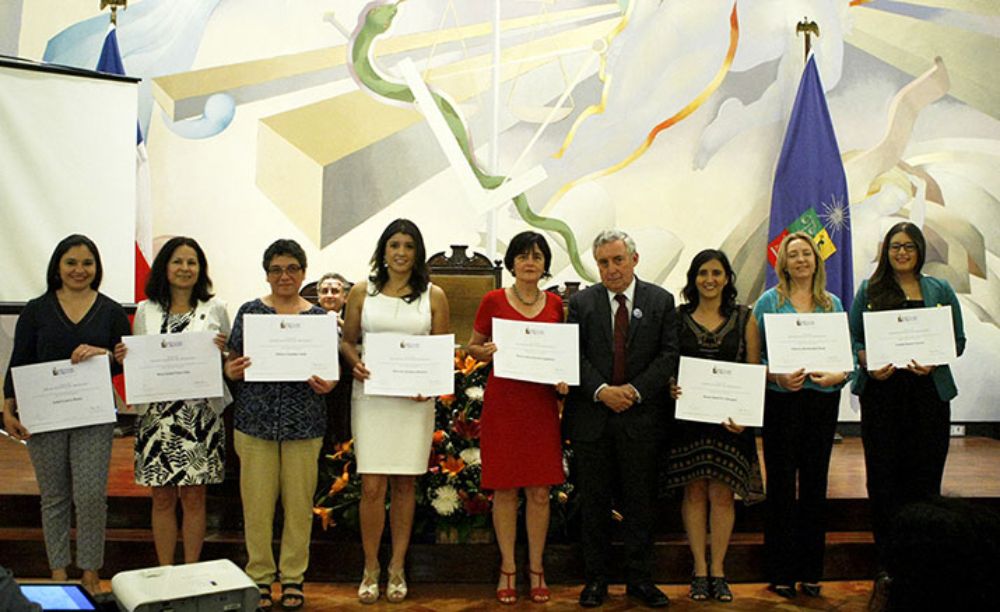 Los distinguidos de la Facultad de Medicina junto al Rector Vivaldi.