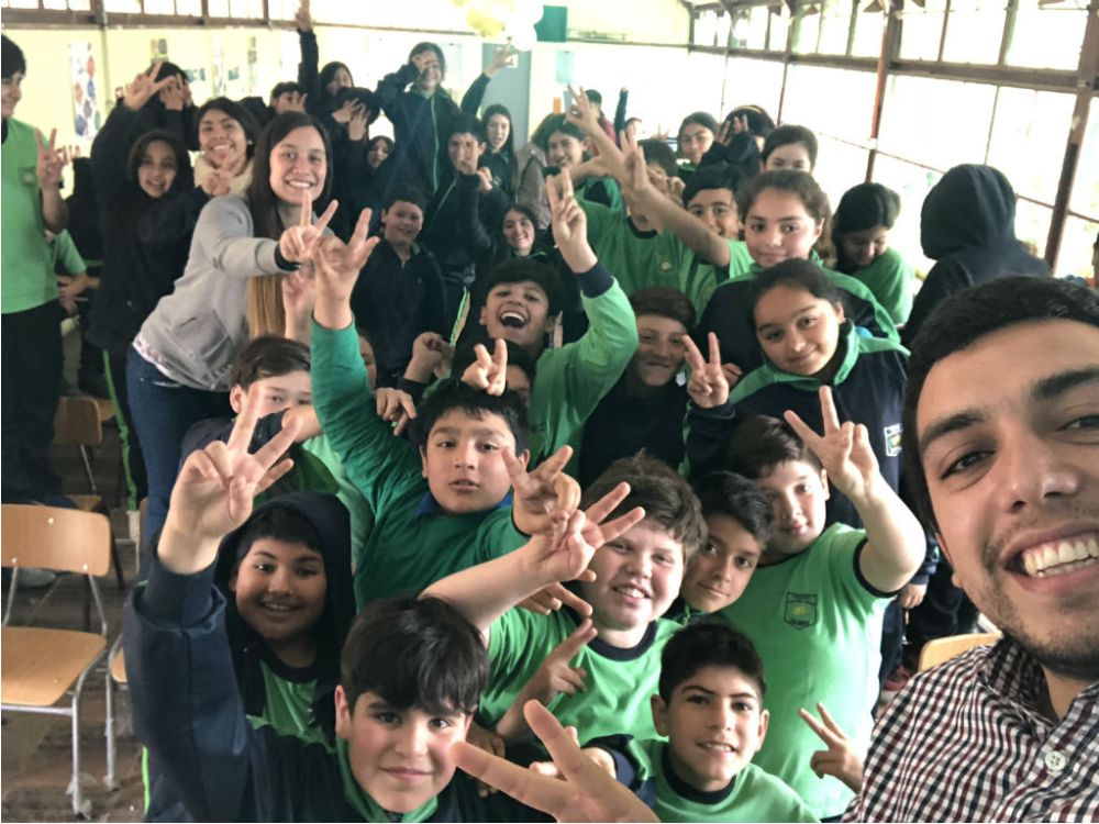 Kimberly Valenzuela y Guillermo Cortés, junto a los escolares de San Manuel, Melipilla. 