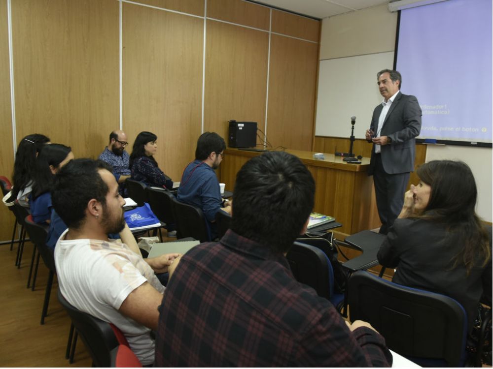 El director de Relaciones Internacionales, doctor Miguel O'Ryan, dio la bienvenida a los visitantes. 