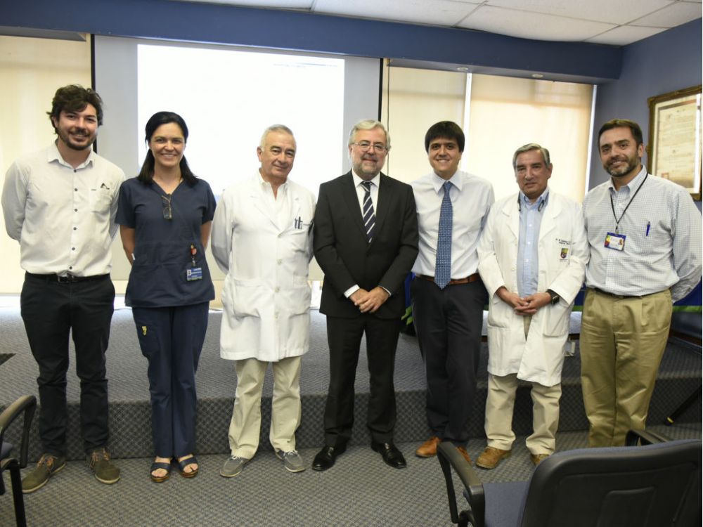 Yerko Montenegro, asesor de gestión Fac. Medicina; EU. Ruby Bustamante, dres. Cristián Miranda, subd. médico HCUCH; Manuel Kukuljan, Felipe Salech, Domingo Castillo y Víctor Zapata, dir. académica