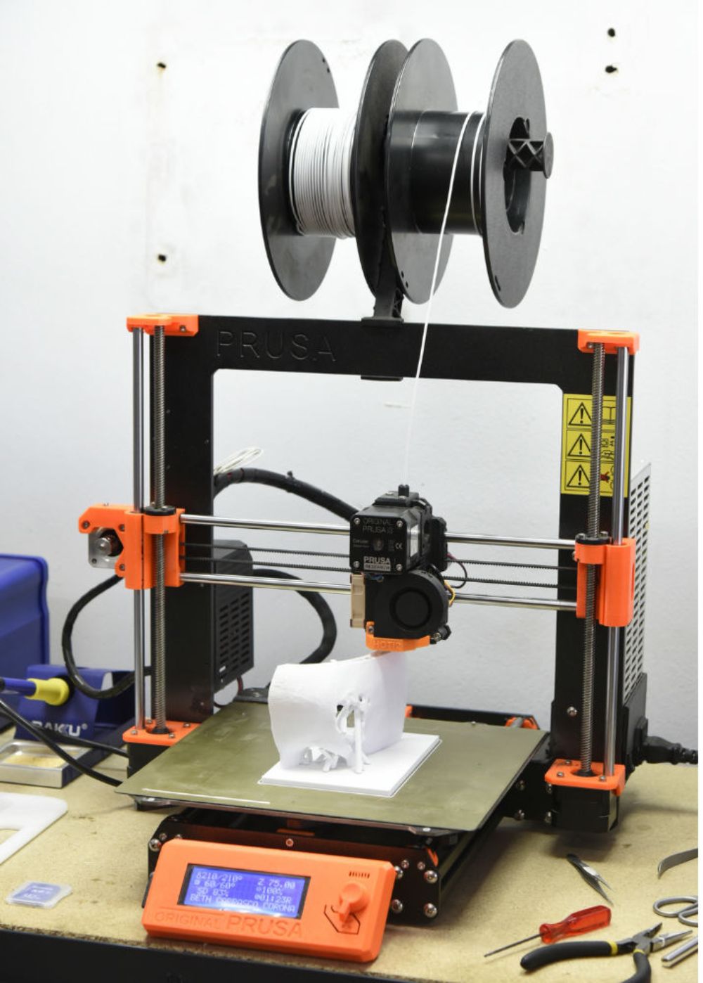 Esta es la impresora 3D en la que se pueden fabricar diferentes piezas de prótesis y órtesis. 