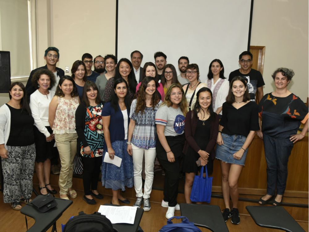 El grupo de estudiantes extranjeros junto al equipo de la Dirección de Relaciones Internacionales. 