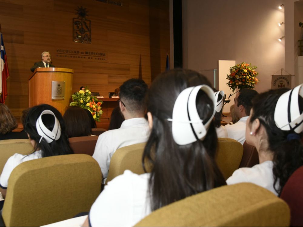 El doctor Manuel Kukuljan llamó a los nuevos titulados a mantener en alto los valores de la Universidad de Chile.