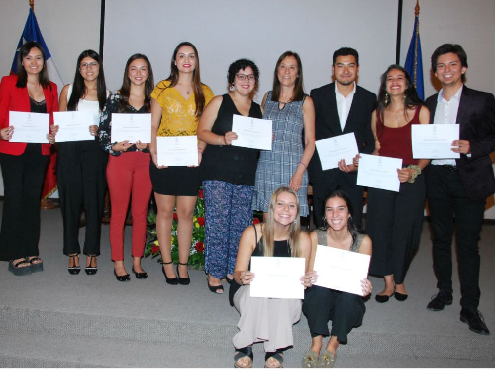 Algunos de los nuevos licenciados de la generación 2018, junto a la profesora Laura Rueda