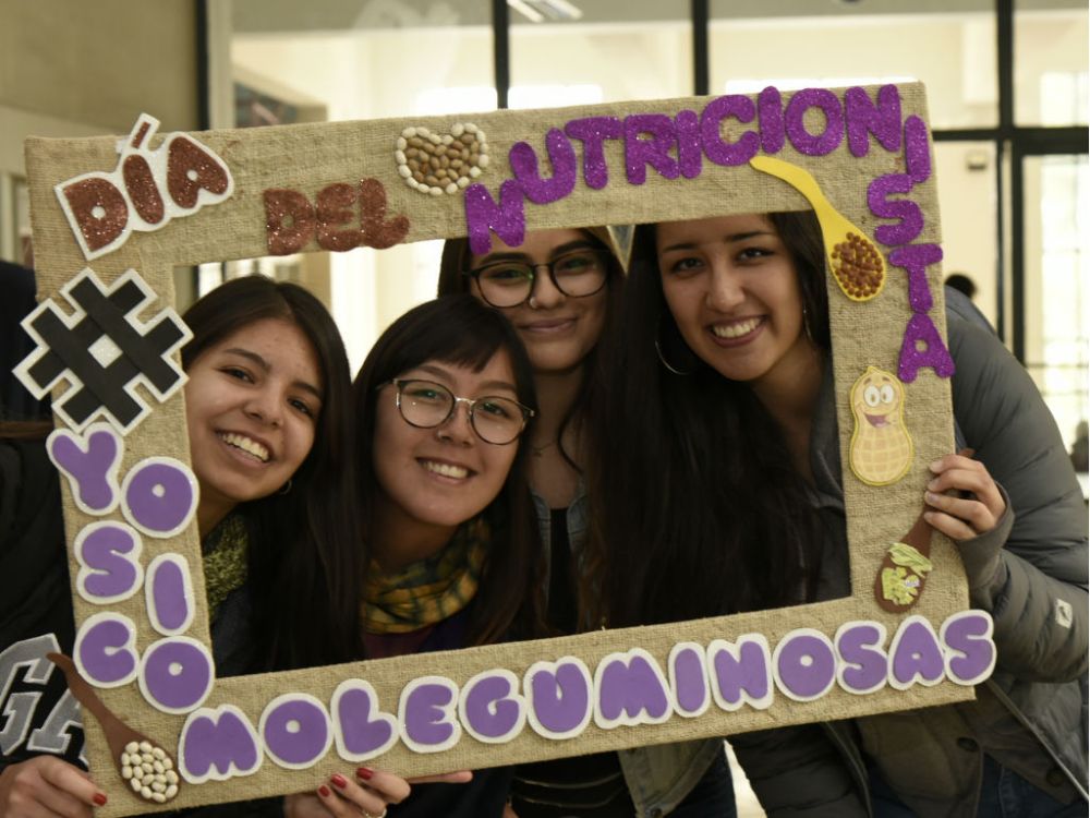 La actividad de aniversario de la carrera de Nutrición incluyó conferencias, exposición fotográfica y de cuentos