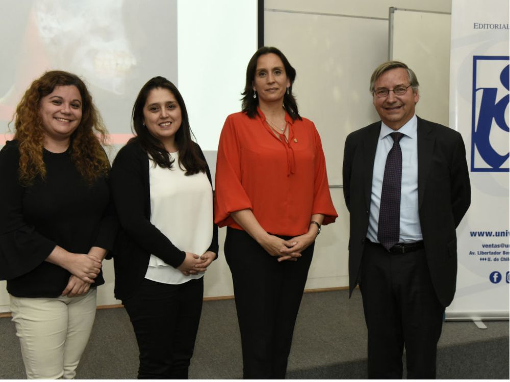 Profesoras María Angélica Fernández, Lilian Toledo y Pía Villanueva junto a Gustavo Rivera