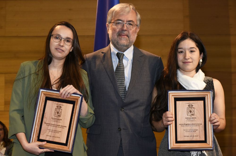 El decano junto a las egresadas distinguidas por alcanzar los mejores rendimientos.