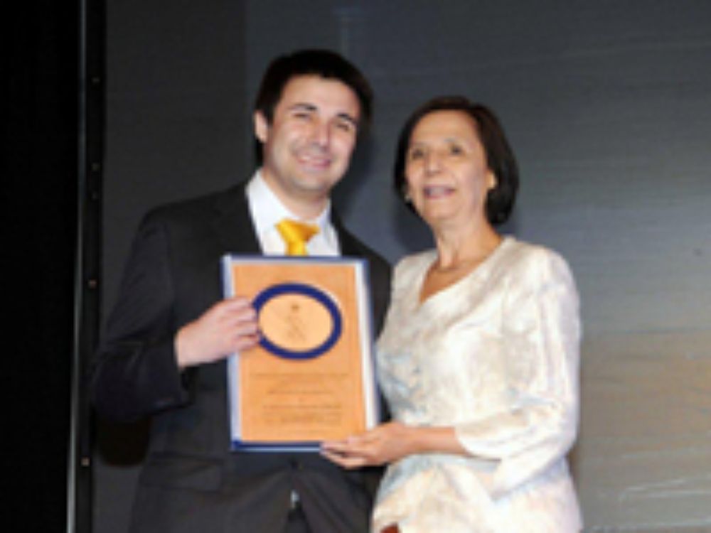 La decana de la Facultad de Medicina, doctora Cecilia Sepúlveda, premia al mejor egresado de la promoción, doctor Sebastián Hidalgo.